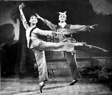 1965年，芭蕾舞劇《白毛女》演出劇照。上海芭蕾舞團(tuán)供圖