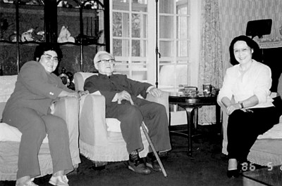 1986年,楊沫(左一)與妹妹白楊看望巴金先生 圖片選自同心出版社出版的《楊沫百年紀(jì)念圖文》