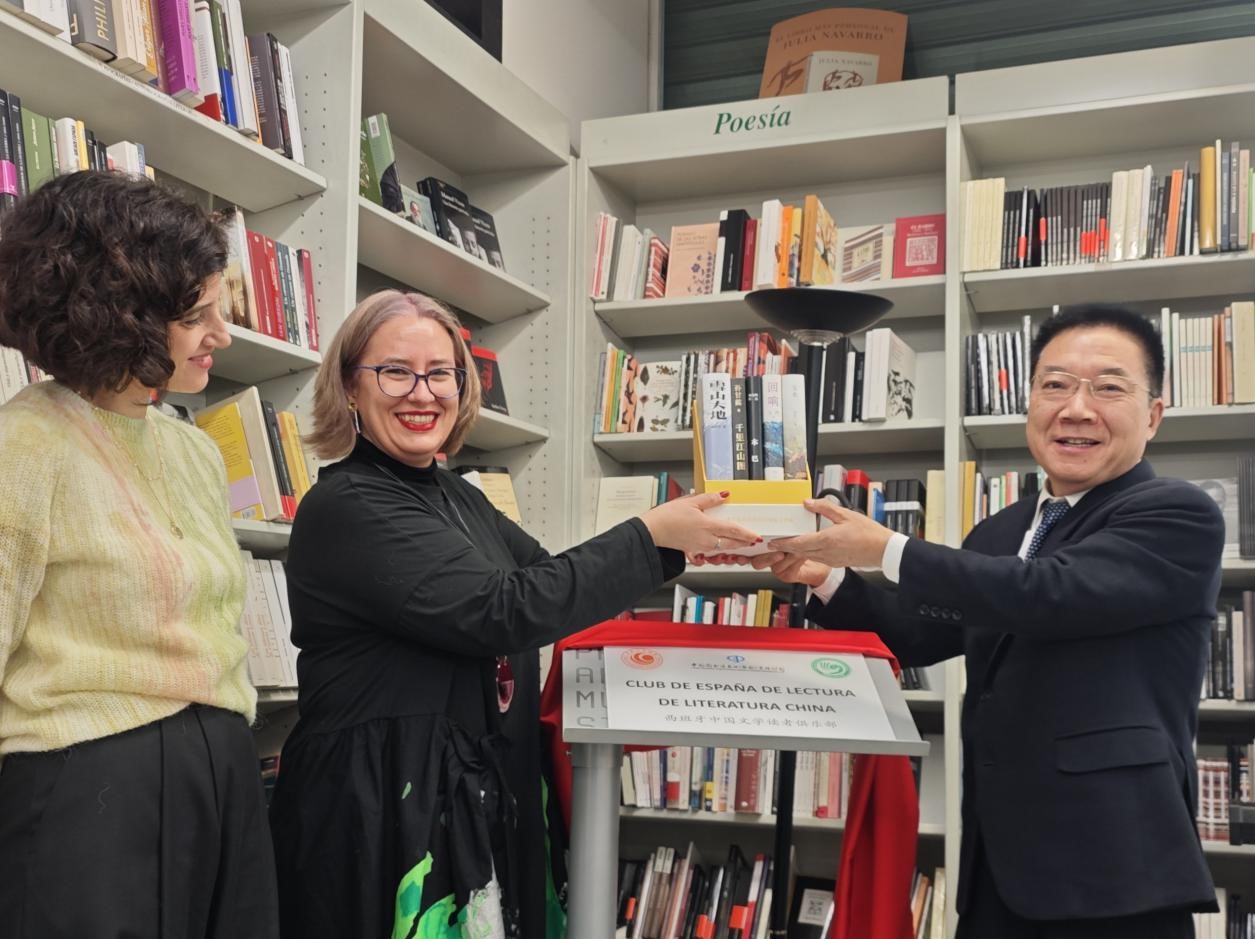胡邦勝（右一）、婧萱（左二）、白蘭（左一）共同為“西班牙中國文學(xué)讀者俱樂部”揭牌