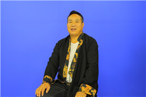 翻譯獎：國家通用語言文字←→藏文作者：趙有年（藏族）         獲獎感言2014年底，我去北京參加魯迅文學院少數民族文學班參加培訓的時候，在一次交流課上和《人民文學》等雜志社的主編們交流時，我提出了藏族作家中民譯漢的翻譯能力過于薄弱而作品沒有展示給其他兄弟民族閱讀，從而雜志社主編們談起了翻譯的力量，甚至說莫言獲諾貝爾文學獎……