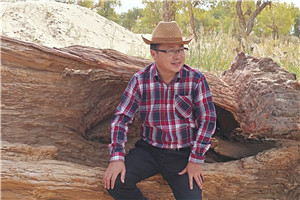 詩歌獎：《盤江魂》 作者：牧之（布依族）         獲獎感言對我來說，詩歌就像遠方的一束亮光，照亮著生活在低處的我，它就是我迷茫中的精神指引，讓我卑微的頭顱高起，讓我的生命充滿陽光雨露，讓我在詩歌中尋回對生活的自信和剛強，讓我以五彩繽紛的方式穿越生活的貧乏和蒼白、灰暗與平庸，在孤獨與豪邁中獲得塵世間的美麗和從容，夢想和希望……