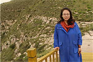 報告文學獎：《讓世界看見》  作者：牛海坤（蒙古族）         獲獎感言在創(chuàng)作的過程中，我不停地走近不同的人群，與農牧民、殘疾人、非遺傳承人、駐村干部等等深入交談，認真傾聽他們內心深處的渴望。我要感謝這些勇敢昂揚的人們，是他們用自己的行動詮釋了時代，也詮釋了生命的力量和價值。