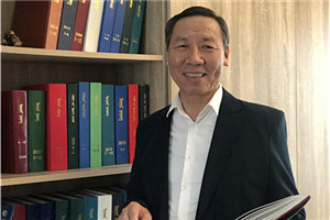 中短篇小說獎：《藍天戈壁》（中篇小說集）  作者：阿尤爾扎納（蒙古族）         獲獎感言在這世上，唯有以愛為根基，方可泰康，終得圓滿。生活不可缺少愛的慈潤。唯有愛能柔化一切，彌補裂痕，使人們得以和睦共存，共享安康。我一直致力于在作品中突顯愛與被愛、寬恕與被寬恕之重要性，通過自己的作品播撒人間大愛，為跌倒之人予以牽挽架扶，為痛哭之人予以擦拭眼淚，便是我的夙愿。