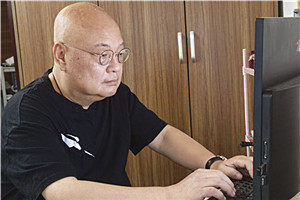 中短篇小說獎：《上嶺戀人》  作者：凡一平（壯族）         獲獎感言上嶺，是我近些年文學創(chuàng)作的地理標識，也是現實生活的真實存在。從桂北都安瑤族自治縣縣城往東十三公里，再沿紅水河順流而下四十公里，在二級公路的對岸，有被青山和竹林環(huán)抱的村莊，就是上嶺。它是我生命中最親切的土地，或搖籃。上嶺有著不多的人口，卻生生長流，他們渺小但卻堅韌，又像魚群一樣抱團、歡樂。已經死去和還活著的，都是我的父老鄉(xiāng)親。