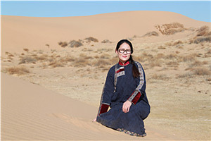 中短篇小說獎：《馱著魂靈的馬》  作者：娜仁高娃（蒙古族）         獲獎感言面對大自然，面對在壯美大地上創(chuàng)造火熱生活的人們，我的心里會滋生書寫他們的故事、書寫我的家鄉(xiāng)——沙窩地的熱情。我想這是我熱愛文學的原因。我要由衷的感恩我的故鄉(xiāng)，感恩故鄉(xiāng)的人們和這個時代。