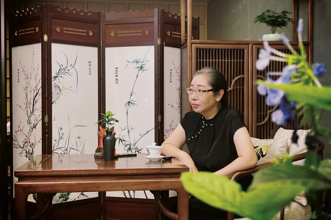 張勇 國家一級編劇、作家，四川省作協(xié)副主席。曾獲第二屆文榮獎作家編劇獎（《偽裝者》）。創(chuàng)作長篇小說《一觸即發(fā)》《偽裝者》《貴婉日記》，紅色諜戰(zhàn)川劇《黎明十二橋》以及電視劇《一觸即發(fā)》《偽裝者》《天衣無縫》等。