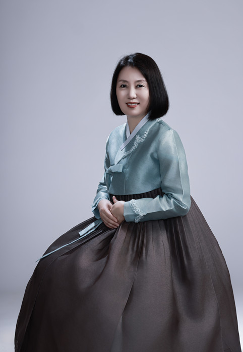 鄭風淑，朝鮮族，1969年生。吉林省延邊朝鮮族自治州人大常委會副秘書長。出版報告文學《金達萊映紅山崗》，翻譯出版長篇小說《南大川》、配圖詩歌集《中國朝鮮族民俗圖》等。曾獲《民族文學》獎翻譯獎。