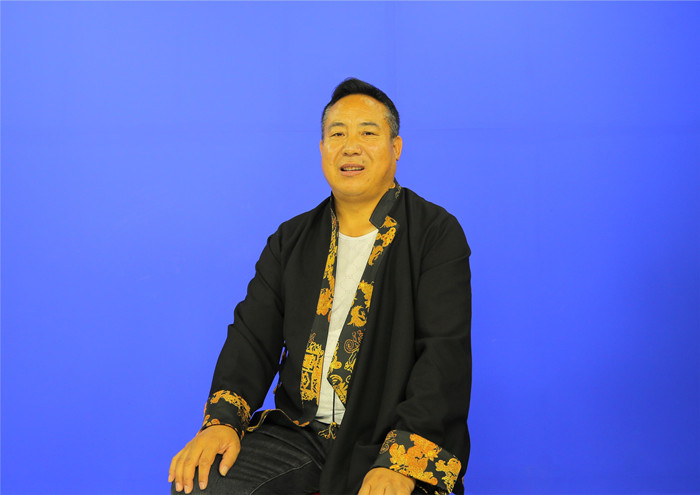 趙有年，藏族，1973年生。青海省海南州文聯(lián)創(chuàng)研室主任。著有長篇小說《石頭村里杏花開》，中短篇小說集《溫暖的羊皮襖》《炊煙籠罩的牧場》，譯作長篇小說《悲鳴的神山》、中短篇小說集《南色小說集》、藏族長篇史詩《格薩爾王》之《天竺佛法宗》等。