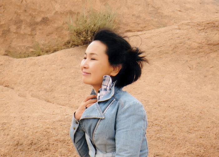 朵日娜，蒙古族，1971年生，內(nèi)蒙古赤峰市克什克騰旗人。內(nèi)蒙古赤峰市民族事務(wù)委員會(huì)副譯審，內(nèi)蒙古自治區(qū)翻譯家協(xié)會(huì)副主席。出版譯著《阿拉善風(fēng)云》（又名《遙遠(yuǎn)的大漠》）《斷裂》《飲馬井》《我給記憶命名》等。曾獲《民族文學(xué)》獎(jiǎng)，內(nèi)蒙古自治區(qū)索龍嘎文學(xué)獎(jiǎng)等。