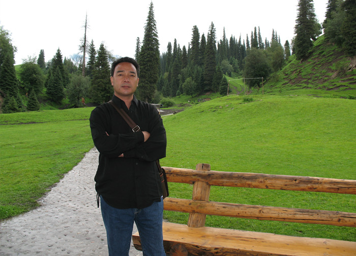 艾布，東鄉(xiāng)族，1966年生，新疆察布查爾縣人。新疆作家協(xié)會創(chuàng)聯(lián)部主任、副秘書長。出版詩集《那是一個月夜》《馬蘭花》等，翻譯出版長篇小說《額古納河右岸》《木壘河》《駐村筆記》等。