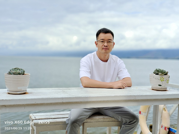 向迅，土家族，1984年生，湖北建始人?！队昊ā冯s志編輯。著有小說集《七月晚餐：南方幻想故事集》，散文集《聲音博物館》等。曾獲豐子愷散文獎、孫犁散文獎、江蘇紫金山文學(xué)獎等。