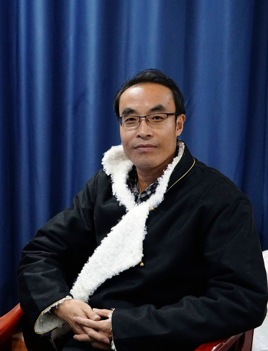 王小忠，藏族，1980年生，甘肅甘南人。甘南州文聯(lián)《格?；ā冯s志副主編。著有散文集《黃河源筆記》《洮河源筆記》，小說(shuō)集《五只羊》，兒童小說(shuō)《天邊的月亮湖》等。曾獲甘肅黃河文學(xué)獎(jiǎng)，《朔方》文學(xué)獎(jiǎng)等。