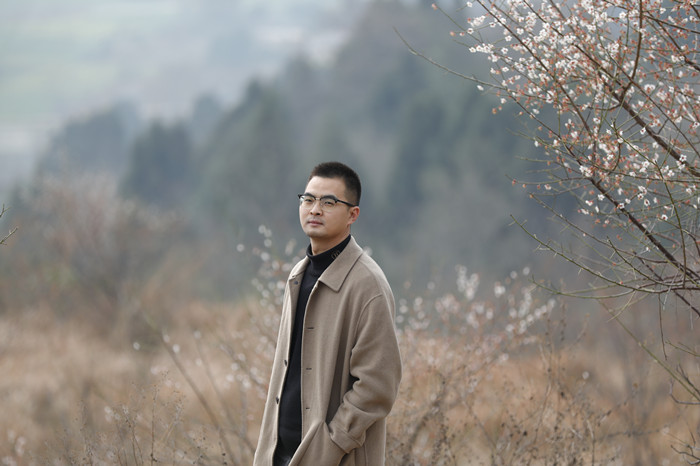 羌人六，本名劉勇，羌族，1987年生。《四川文學(xué)》雜志編輯。著有詩集《太陽神鳥》《羊圖騰》，中短篇小說集《伊拉克的石頭》長篇小說《爾瑪史詩》等。