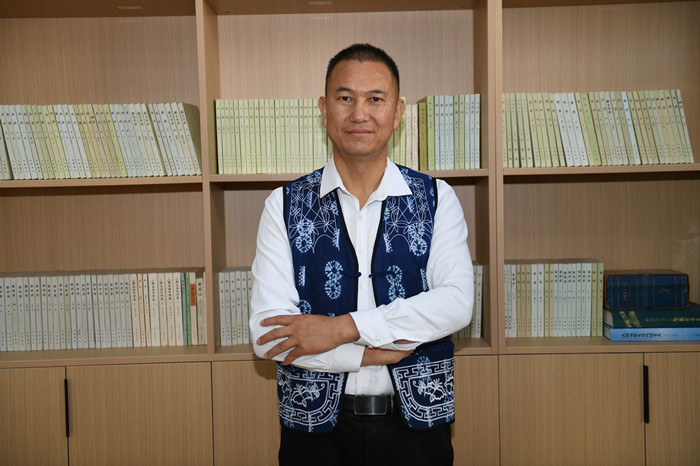 北雁，本名王燦鑫，白族，1982年生，云南洱源人。云南省大理州教育體育局高級教師。出版長篇小說《趕在太陽落山以前》等。曾獲云南文學(xué)藝術(shù)獎。