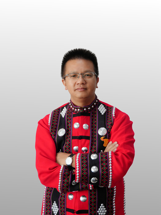 張偉鋒，佤族，1986年生，云南臨滄人。云南文學(xué)藝術(shù)館宣教部副主任。出版詩集《風(fēng)吹過原野》《遷徙之辭》等，曾獲云南文學(xué)藝術(shù)獎(jiǎng)、《北京文學(xué)》獎(jiǎng)等。