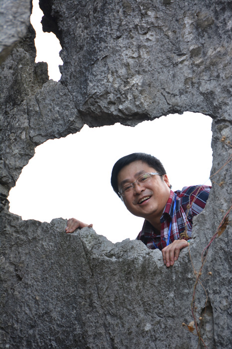 牧之，本名韋光榜，布依族，1963年生，貴州貞豐人?！度f(wàn)峰湖》雜志執(zhí)行主編。著有《魂系高原》《紙上人間》等。曾獲中國(guó)人口文化獎(jiǎng)、貴州民族文學(xué)金貴獎(jiǎng)等。