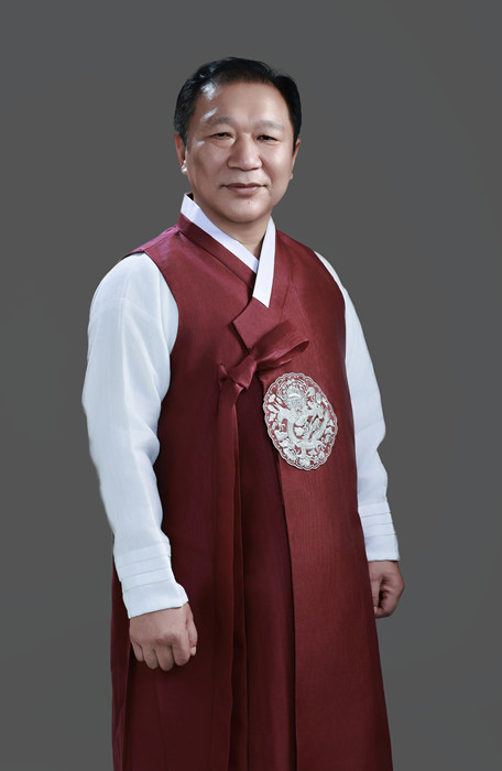 金榮健，朝鮮族，1963年生。曾任延邊人民出版社《文化時(shí)代》編輯部主編。出版詩(shī)集《晨山問(wèn)候》《至水微瀾》《留在空位置的理由》等。曾獲吉林省長(zhǎng)白山文藝獎(jiǎng)、吉林省電視丹頂鶴獎(jiǎng)最優(yōu)秀導(dǎo)演獎(jiǎng)、全國(guó)少數(shù)民族廣播電視節(jié)目最優(yōu)秀導(dǎo)演獎(jiǎng)等，被評(píng)為全國(guó)百佳電視藝術(shù)工作者。編劇及總策劃的舞劇《阿里郎花》獲中國(guó)少數(shù)民族舞蹈大賽金獎(jiǎng)。