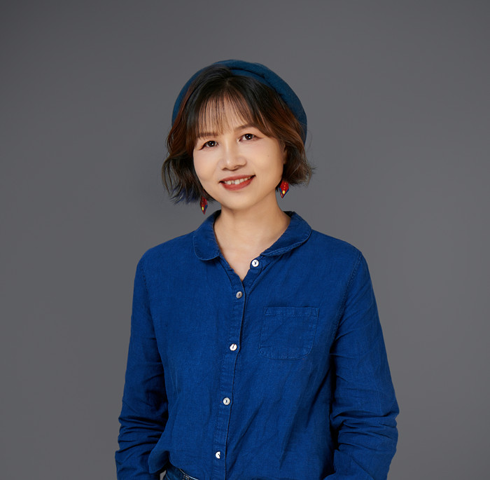 黃芳，壯族，1974年生，廣西貴港人。出版詩集《風(fēng)一直在吹》《仿佛疼痛》《聽她說》等。