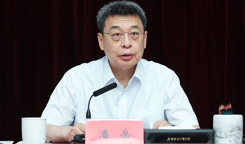 7月20日，評委會名譽主任潘岳在第一次全體會上講話