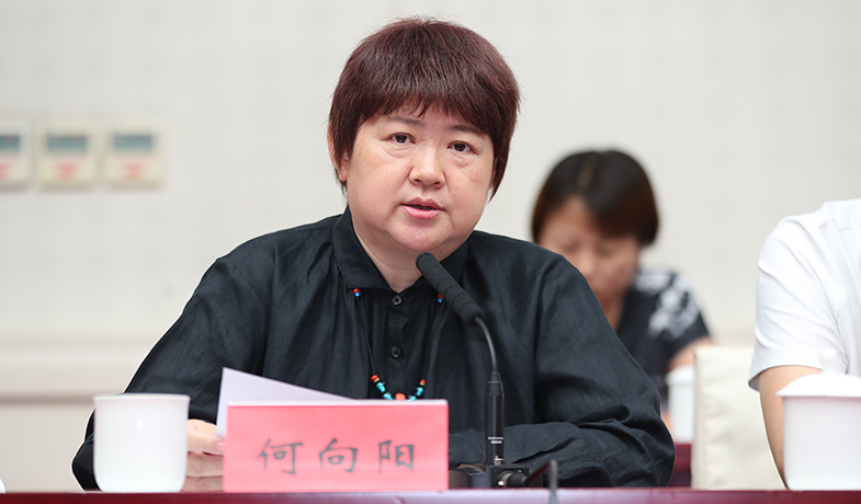 7月31日，評獎辦公室主任何向陽報告初選名單公示情況