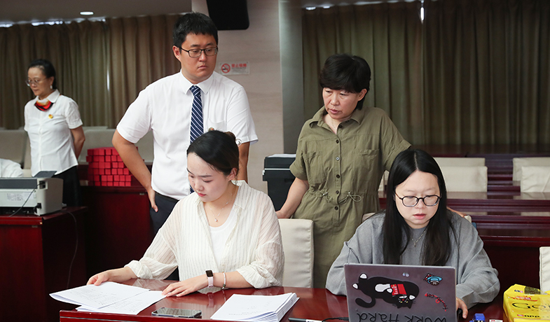 7月31日，工作人員在紀律監(jiān)察組和公證員的監(jiān)督下統(tǒng)計選票