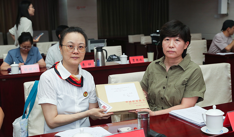 7月31日，公證處和紀律監(jiān)察組人員展示封存好的終評選票情況