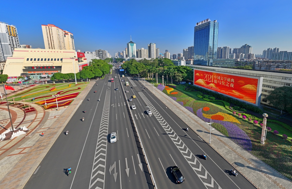 南寧民族廣場上LED顯示屏播放的宣傳標(biāo)語營造濃厚氛圍。記者 周軍 攝