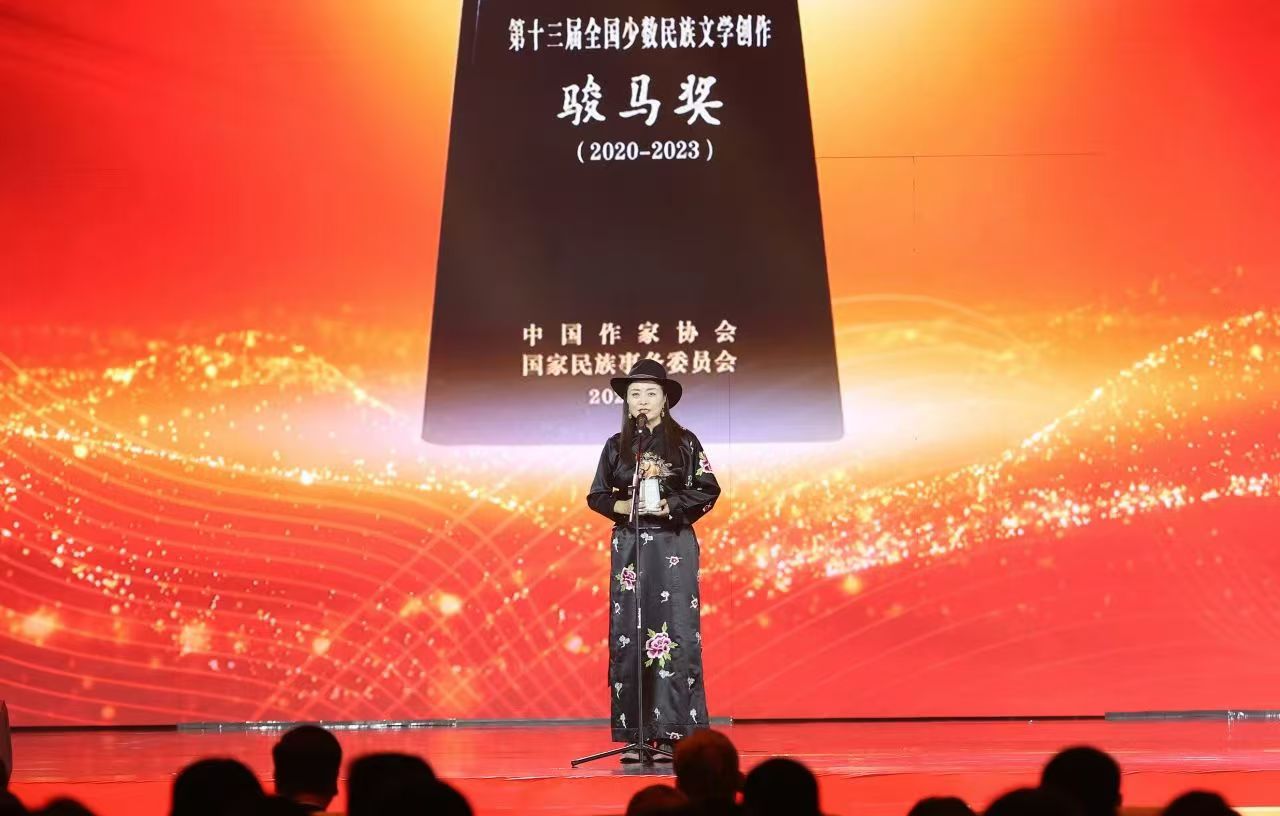 那薩代表詩歌獎(jiǎng)獲得者發(fā)表感言