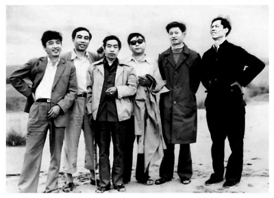 路遙（左四）與賈平凹（左三）、陳忠實（右一）等人合影，三人被稱為陜西文學界的“三駕馬車”。資料圖片