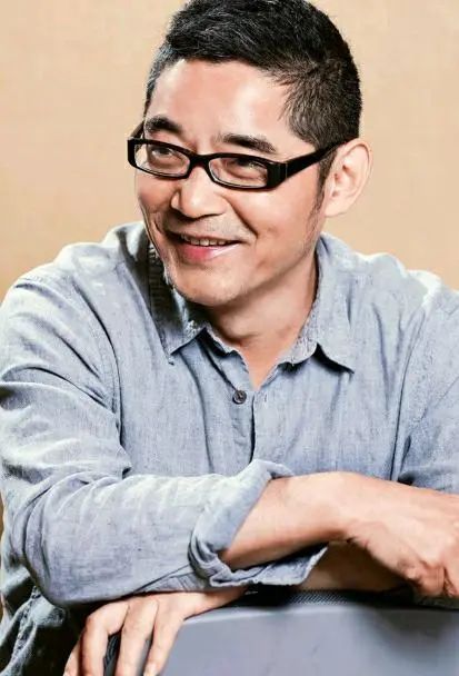 蘇童，當(dāng)過教師、文學(xué)編輯、江蘇省作家協(xié)會(huì)專業(yè)作家，現(xiàn)為北京師范大學(xué)教授。主要代表作為中篇小說《妻妾成群》《紅粉》《罌粟之家》《三盞燈》長篇小說《米》《我的帝王生涯》《河岸》《黃雀記》，另有《西瓜船》《拾嬰記》《白雪豬頭》《茨菰》等百余篇短篇小說。長篇小說《河岸》獲得第三屆英仕曼亞洲文學(xué)獎(jiǎng)（2009）和第八屆華語傳媒文學(xué)大獎(jiǎng)（2010）。短篇小說《茨菰》獲第五屆魯迅文學(xué)獎(jiǎng)（2010）。2011年獲得布克國際文學(xué)獎(jiǎng)提名。2015年，長篇小說《黃雀記》獲得第九屆茅盾文學(xué)獎(jiǎng)。