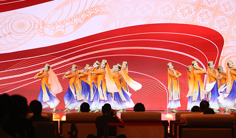 11月16日，在“2024中國文學盛典·駿馬獎之夜”上的文藝表演：回族歌曲《唱開花兒等你來》