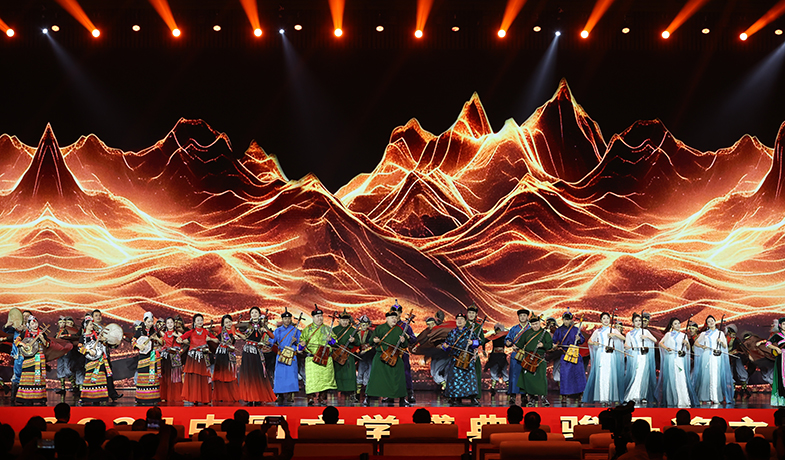 11月16日，在“2024中國文學盛典·駿馬獎之夜”上的開場樂舞《萬馬奔騰》