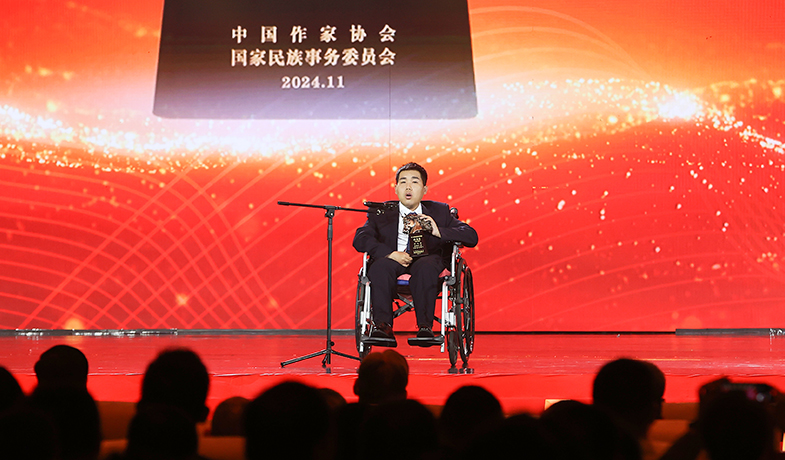 柳客行代表散文獎獲獎者發(fā)表感言