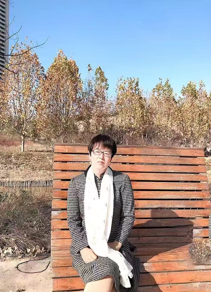 紅精靈，原名杜書紅。曾用名杜潔，舒鴻。有詩歌散見于《作品》《詩選刊》《滇池》《散文詩》《躬耕》《鄭州日報》等。寫作是一種修行，詩歌是靈魂的舞者。  