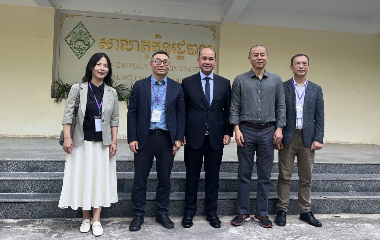 柬埔寨副首相洪瑪尼會(huì)見(jiàn)中國(guó)作家代表團(tuán)（左起：付秀瑩、東西、洪瑪尼、畢飛宇、李約熱）