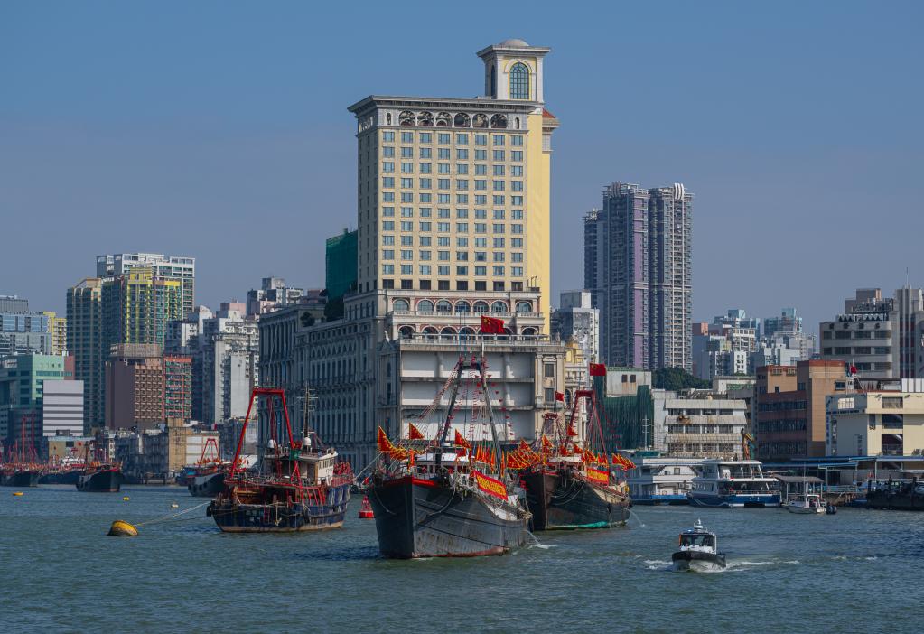 12月12日，慶祝中華人民共和國成立75周年暨澳門回歸祖國25周年、澳門漁船大巡游啟航儀式在澳門舉行。新華社發(fā)