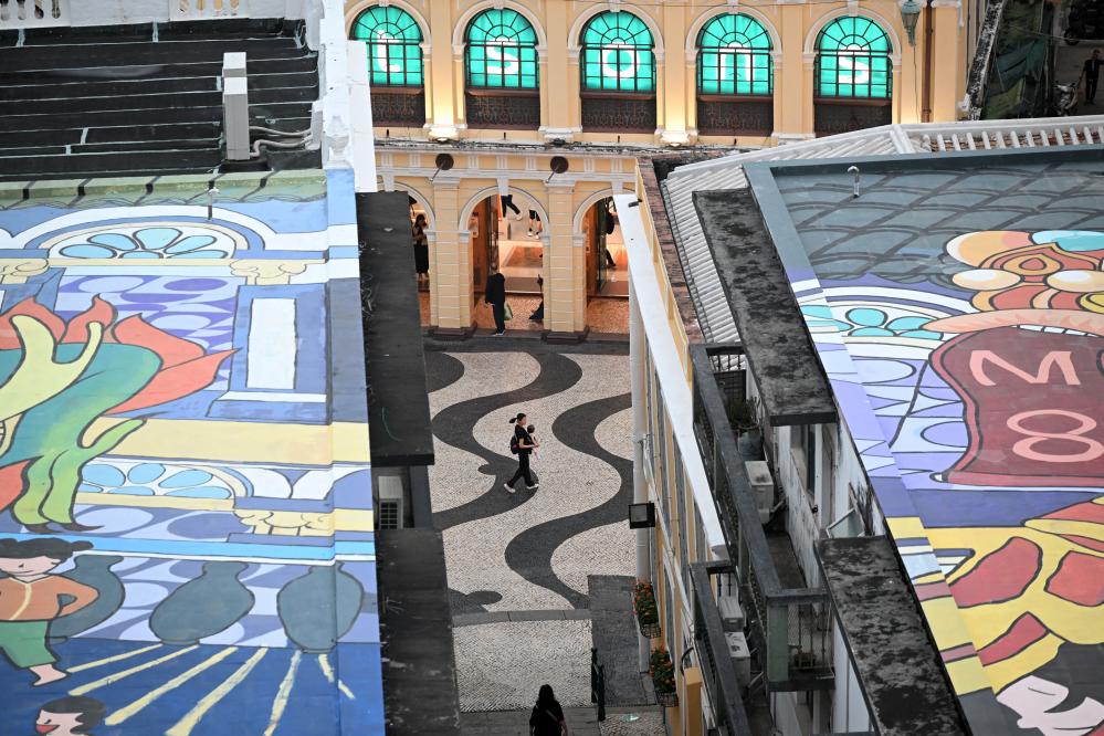 這是透過M8澳門八號(hào)商業(yè)都市更新項(xiàng)目玻璃拍攝的周邊街景（11月15日攝）。新華社記者 金良快 攝