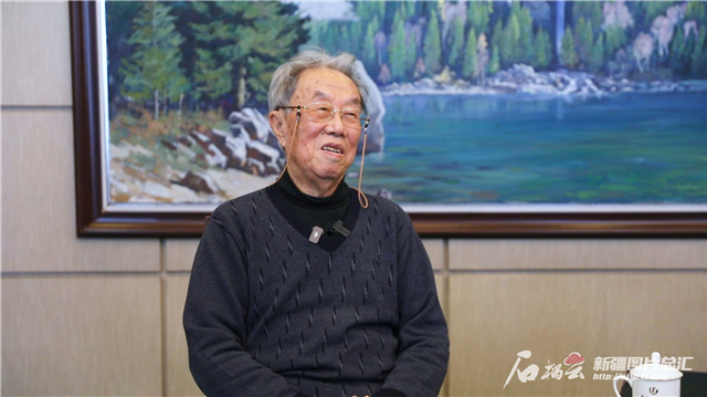 王蒙接受專訪。天山網(wǎng)-新疆日報記者 銀璐攝