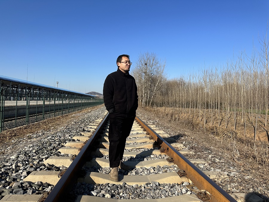 魏思孝，1986年生于山東淄博?，F(xiàn)為山東理工大學(xué)兼職教授，中國(guó)作家協(xié)會(huì)會(huì)員，淄博市作家協(xié)會(huì)副主席。專業(yè)從事文學(xué)創(chuàng)作10余年。著有《余事勿取》《王能好》《土廣寸木》等10余部。曾獲第九屆報(bào)喜鳥文學(xué)領(lǐng)域新銳藝術(shù)人物、山東文學(xué)新人獎(jiǎng)、第四屆泰山文藝獎(jiǎng)、第五屆茅盾新人獎(jiǎng)提名獎(jiǎng)、第七屆寶珀理想國(guó)文學(xué)獎(jiǎng)首獎(jiǎng)，入選第三屆“王蒙青年作家支持計(jì)劃?年度特選作家”等。