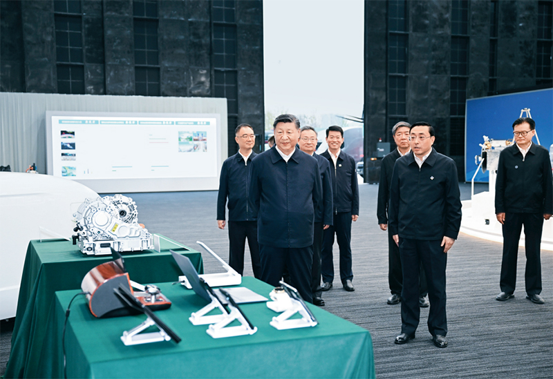 2024年10月17日至18日，中共中央總書記、國家主席、中央軍委主席習(xí)近平在安徽考察。這是17日下午，習(xí)近平在合肥濱湖科學(xué)城察看安徽省重大科技創(chuàng)新成果集中展示。 新華社記者 謝環(huán)馳/攝