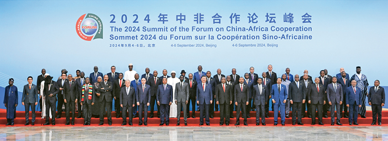 2024年9月5日上午，國家主席習(xí)近平在北京人民大會(huì)堂出席中非合作論壇北京峰會(huì)開幕式并發(fā)表主旨講話。這是開幕式前，習(xí)近平同出席峰會(huì)的外方領(lǐng)導(dǎo)人集體合影。 新華社記者 饒愛民/攝