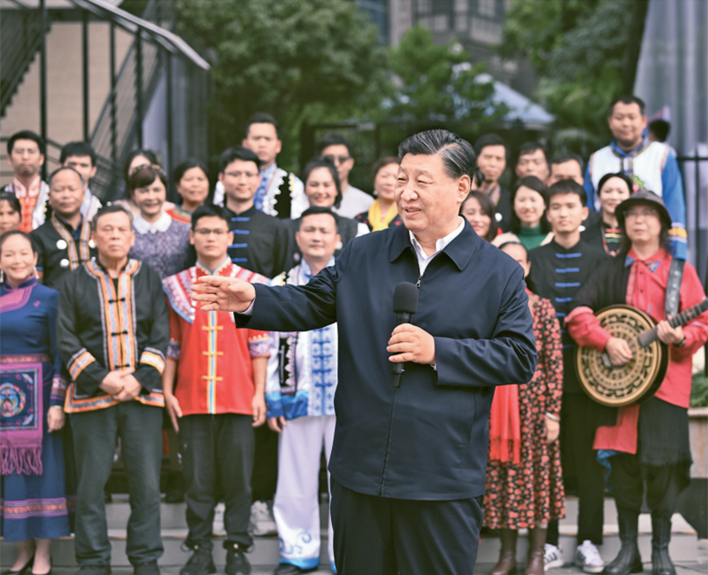 2023年12月14日至15日，中共中央總書記、國家主席、中央軍委主席習(xí)近平在廣西考察。這是14日上午，習(xí)近平在南寧市良慶區(qū)蟠龍社區(qū)考察時(shí)，同社區(qū)各族群眾親切交流。 新華社記者 燕雁/攝