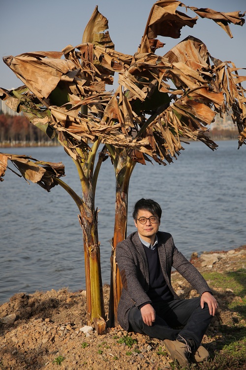 東君，70后寫作者，現(xiàn)居浙江樂清。以小說創(chuàng)作為主，兼及詩與隨筆。結(jié)集作品有《東甌小史》《某年某月某先生》《徒然先生穿過北冰洋》《面孔》《無雨燒茶》等。另著有長(zhǎng)篇小說《浮世三記》、評(píng)論集《隱秘的回響》等。