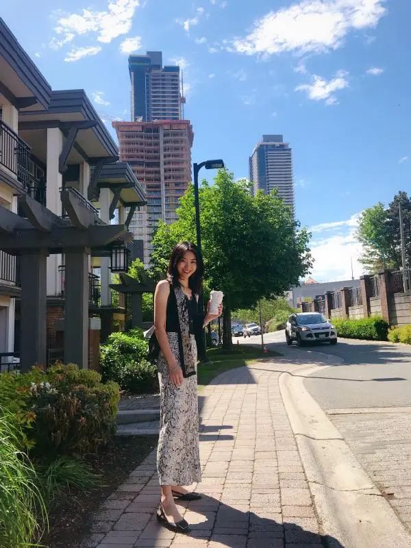 蔣在，小說(shuō)見(jiàn)于《人民文學(xué)》《十月》《當(dāng)代》《鐘山》等。出版小說(shuō)《街區(qū)那頭》《飛往溫哥華》。詩(shī)集《又一個(gè)春天》。曾獲“山花文學(xué)雙年獎(jiǎng)”新人獎(jiǎng)，鐘山之星文學(xué)獎(jiǎng)，西湖新銳文學(xué)獎(jiǎng)等。牛津大學(xué)羅德學(xué)者提名。北京老舍文學(xué)院合同制作家。首師大外國(guó)語(yǔ)言學(xué)及應(yīng)用語(yǔ)言學(xué)在讀博士。