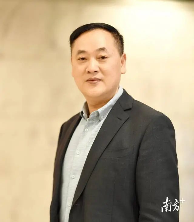 謝有順，男，漢族，1972年7月生，福建長汀人。先后畢業(yè)于福建師大和復旦大學中文系，獲文學博士學位。曾任廣東省作家協(xié)會創(chuàng)作研究部副主任、一級作家，2006年起任中山大學中文系教授、博士生導師。  先后入選中宣部文化名家暨“四個一批”人才、國務院特殊津貼專家、教育部“長江學者”特聘教授等。兼任中國作家協(xié)會文學理論批評委員會副主任、中國小說學會副會長。  主要從事中國當代文學和文化研究。在《文學評論》等刊發(fā)表學術論文三百多篇，其中十幾篇論文被《新華文摘》全文轉載。著有《成為小說家》《散文中的心事》《文學的深意》等著作二十幾部，主編《中國當代作家論》等叢書多套。主持多個國家社科基金項目。曾獲馮牧文學獎、中國文聯(lián)“啄木鳥杯”優(yōu)秀論著獎、莊重文文學獎等多個獎項。