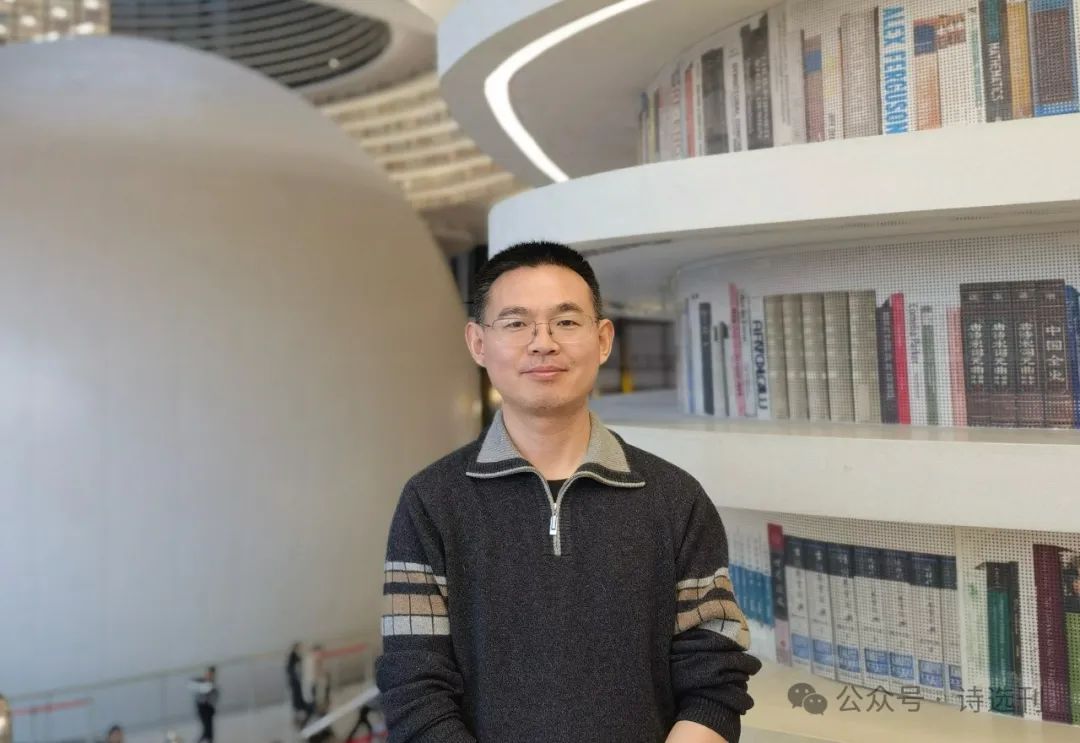 宋煜，本名宋立理，河北隆堯人，中國作家協(xié)會會員、河北省作家協(xié)會會員。曾出版長篇小說《穿越玫瑰》，詩歌散見于《詩刊》《星星》《揚(yáng)子江詩刊》《詩選刊》等刊物，曾入選河北文學(xué)排行榜·詩歌榜。