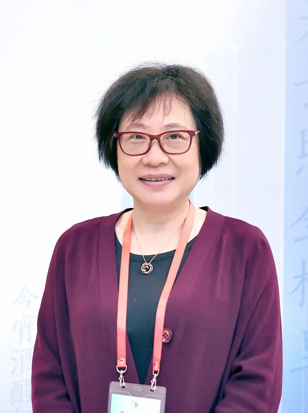 榮榮，本名褚佩榮，生于1964年，出版過多部詩集及散文隨筆集，參加過《詩刊》社第十屆青春詩會，曾獲《詩刊》《詩歌月刊》《人民文學》《北京文學》等刊物年度詩歌獎、中國作家出版集團優(yōu)秀作家貢獻獎、首屆徐志摩青年詩人獎、第二屆中國女性文學獎、劉章詩歌獎、十月文學獎、全國第四屆魯迅文學獎等。