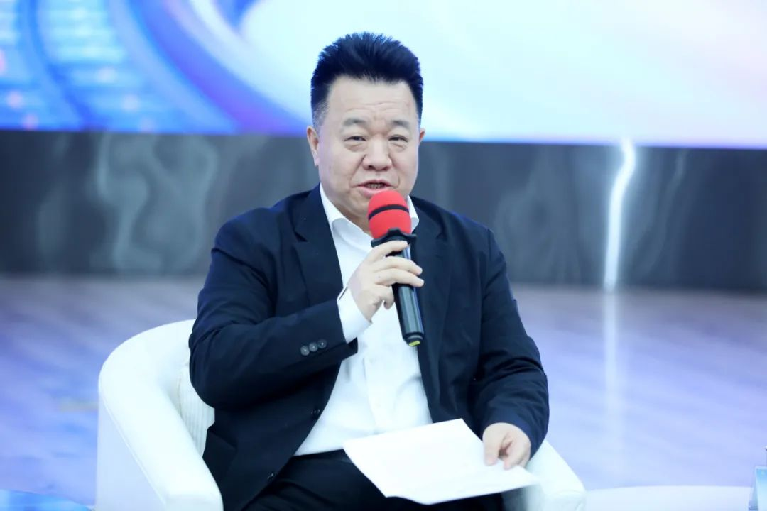 邱華棟主持“文學(xué)館暢談”并講話