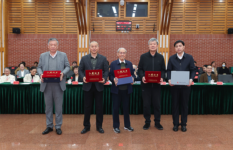 束沛德、畢飛宇、孫甘露、阿英長(zhǎng)孫錢(qián)榮毅向中國(guó)現(xiàn)代文學(xué)館捐贈(zèng)珍貴文獻(xiàn)，王軍接受捐贈(zèng)