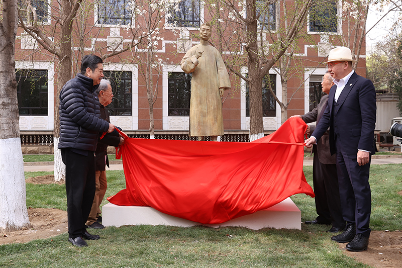 王蒙、陳建功、李象群、周令飛共同為魯迅新塑像揭幕